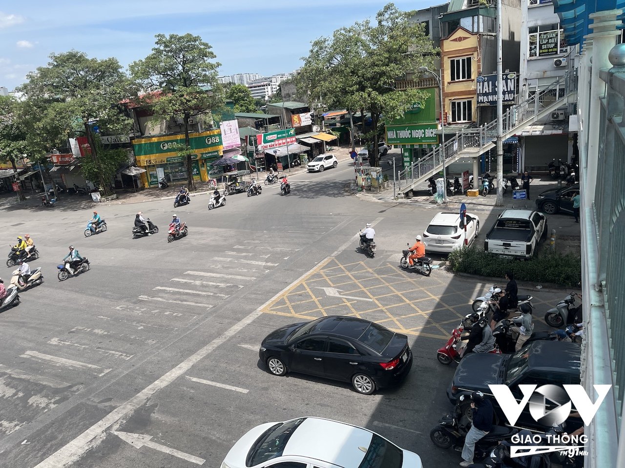 Việc bê tông hóa mạnh mẽ cũng là một trong những nguyên nhân khiến nhiệt độ ngoài trời mỗi năm lại tăng cao hơn... Có thời điểm đo được nhiệt độ ngoài trời lên tới trên 60 độ C, chênh lệch rất lớn so với nhiệt độ thời tiết được thông báo bình thường