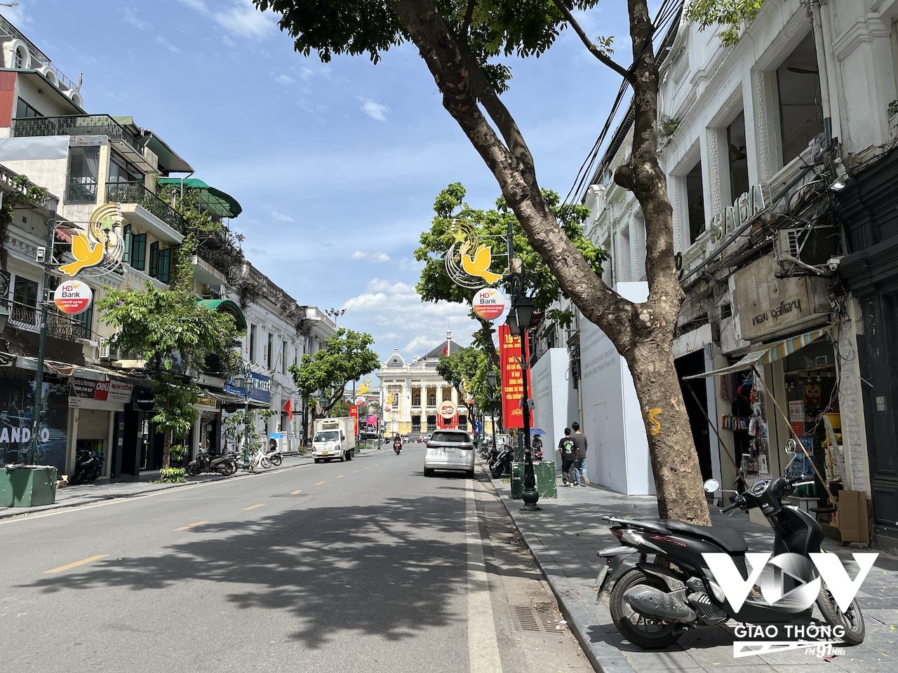 Phố Tràng Tiền, một trong những con phố trung tâm và đẹp nhất Thủ đô gần như rất ít cây xanh có tán lớn che mát...
