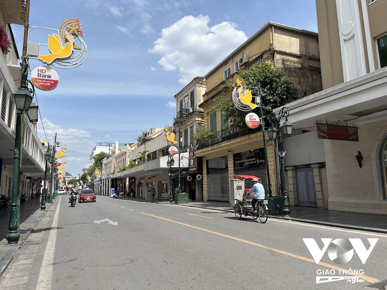 Những ngày hè vừa qua, con phố này gần như vắng người qua lại, mặc dù ở đây tập trung rất nhiều cửa hàng, cửa hiệu thời trang, ăn uống... do quá nóng bức