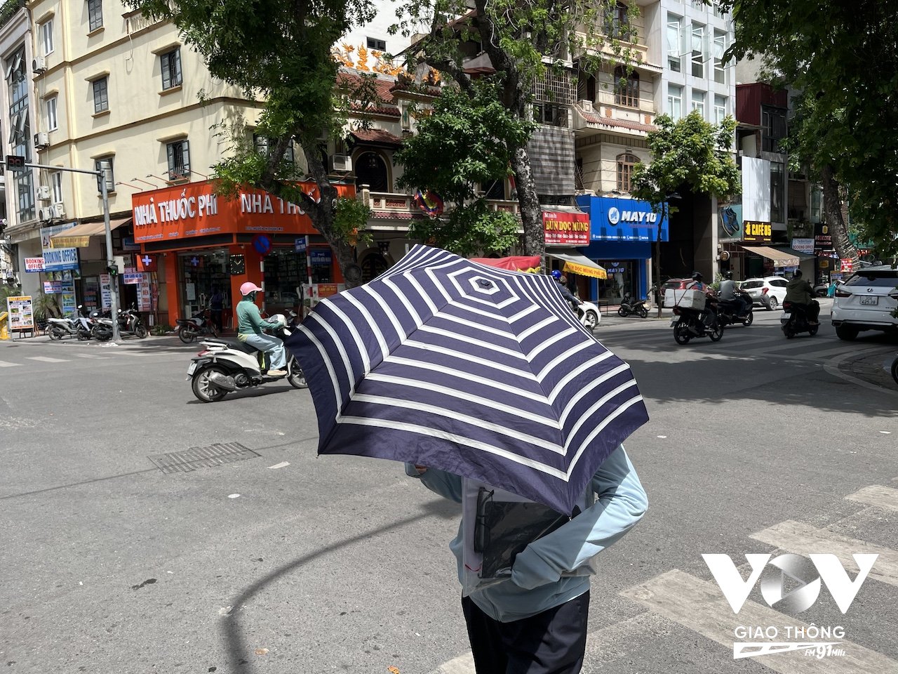 Nhiệt độ ngoài trời có thời điểm đo được lên tới trên 60 độ C, ảnh hưởng rất lớn tới sức khỏe, đặc biệt với người già và trẻ nhỏ nếu ra đường