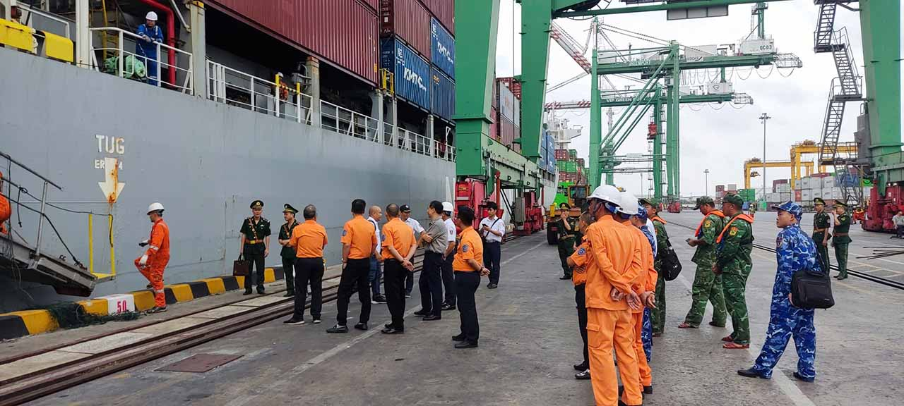 Lãnh đạo Trung tâm và Cảng vụ Hàng hải Hải Phòng đã triển khai đoàn công tác tiếp đón 11 ngư dân gặp nạn tại cảng Vip Green Port (Hải Phòng)