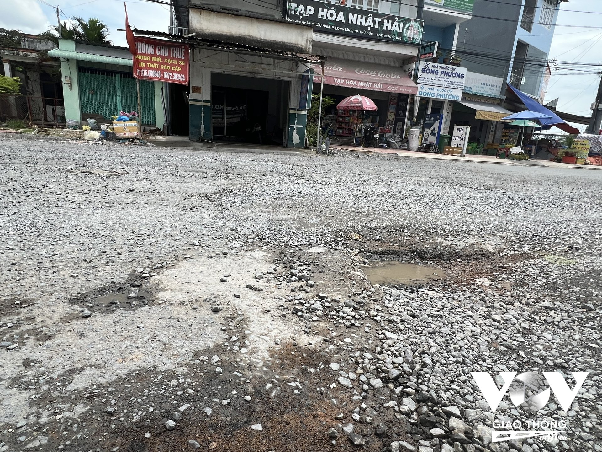 Những 'ổ voi' chằng chịt khắp mặt đường
