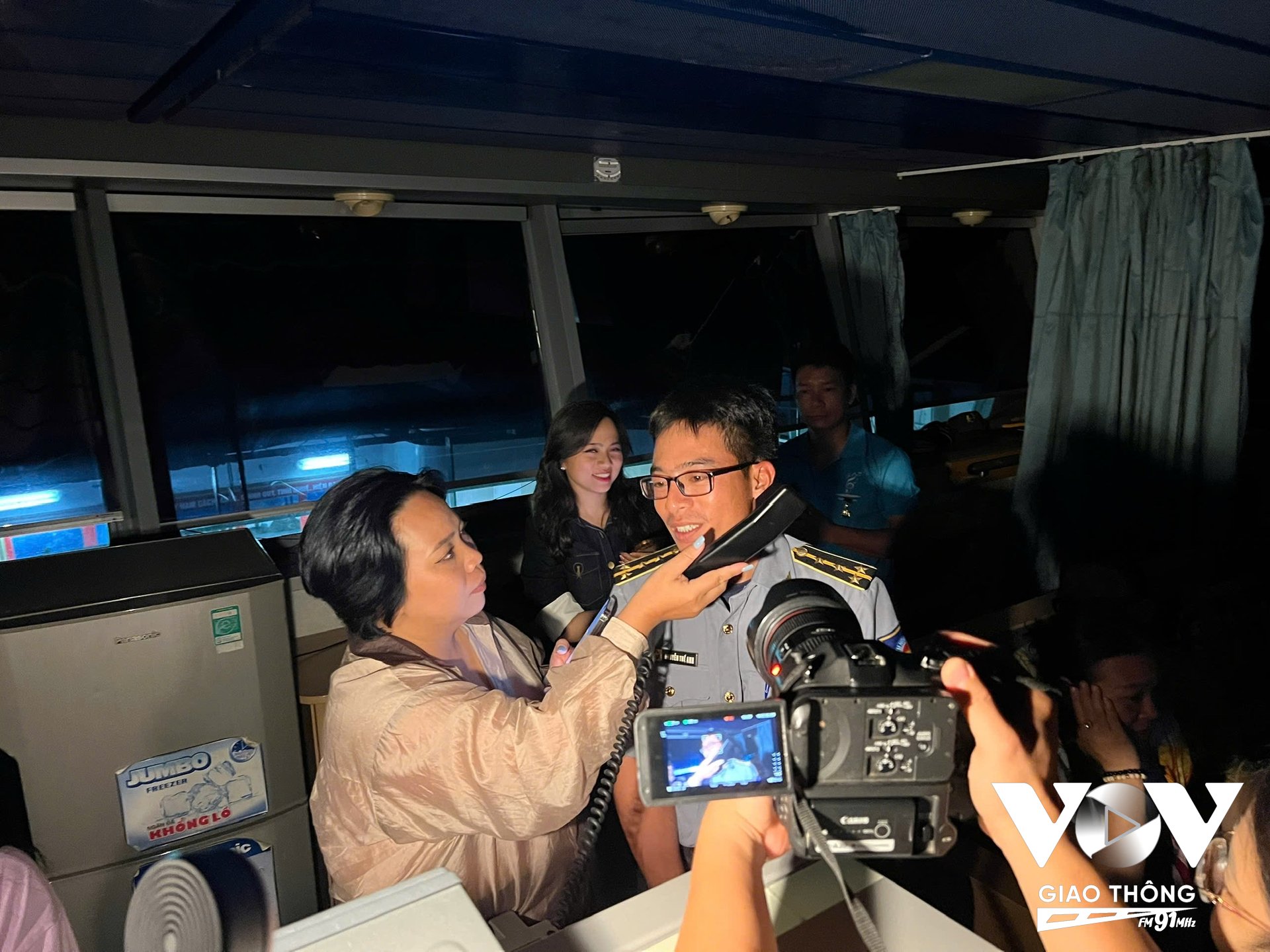 PV Lan Anh - Kênh VOV Giao thông Duyên Hải, Ban VOV Giao thông Quốc gia tác nghiệp trong một bản tin phát thanh trên tàu