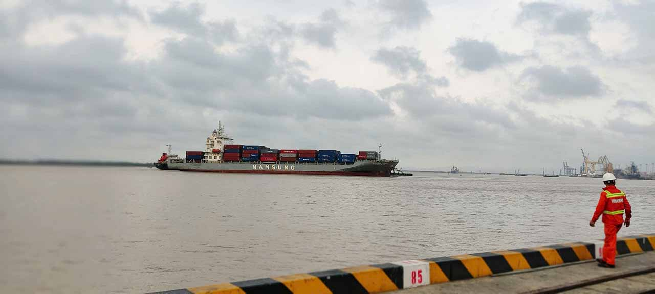 Tàu STARSHIP TAURUS đưa 11 ngư dân tàu cá QN 80058 TS về đến cảng VIP Green Port an toàn