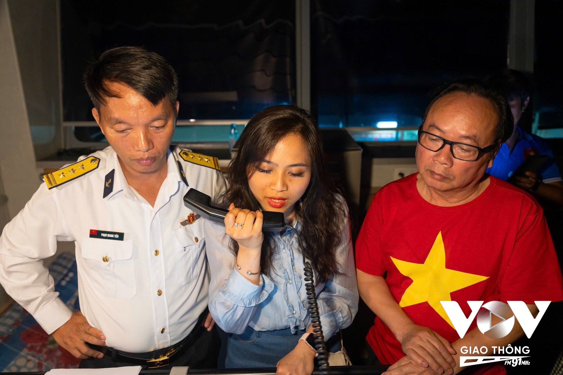 Thượng tá Phạm Quang Tiến - Phóng viên báo Hải quan và BTV Tú Anh - VTV 4 Đài Truyền hình VIệt Nam, cùng Nhà văn Trần Gia Thái - Chủ tịch Hội nhà văn Hà Nội