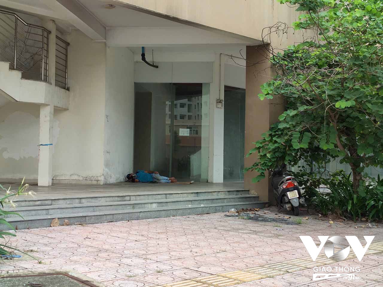Trong khi nhiều người lao động không có chỗ ở thì những căn hộ lại bị bỏ không suốt nhiều năm qua