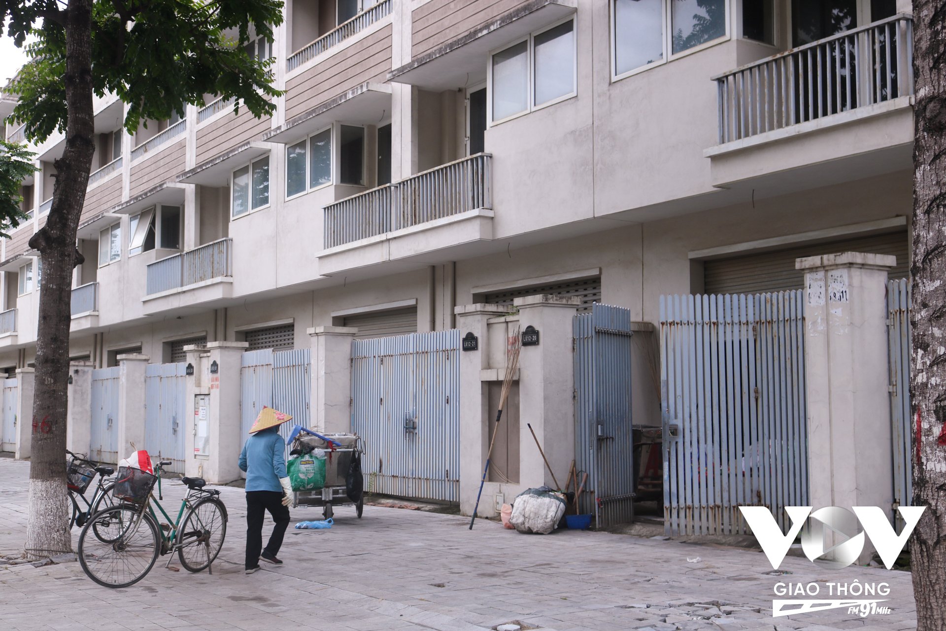 Chị N. Hường, người sinh sống, làm việc tại khu đô thị An Hưng chia sẻ: “Nhiều căn thành bãi tập kết rác, nhà mặt đường nhưng chẳng ai thuê, tình trạng như vậy cũng lâu rồi”.