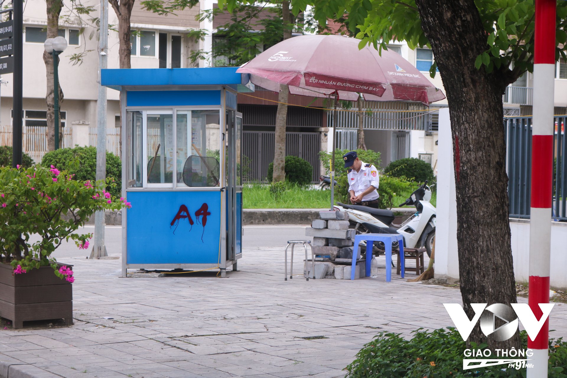 Theo anh N.Đ.Thạo, bảo vệ tại khu An Quý Villa: “Khu này để trống 3-4 năm rồi, mà có hàng trăm căn như vậy rất phí. Một căn thô giá thuê 15 triệu, sau tu sửa là 40-50 triệu nhưng ít ai thuê, cảnh vẫn tiêu điều, hoang vắng'.