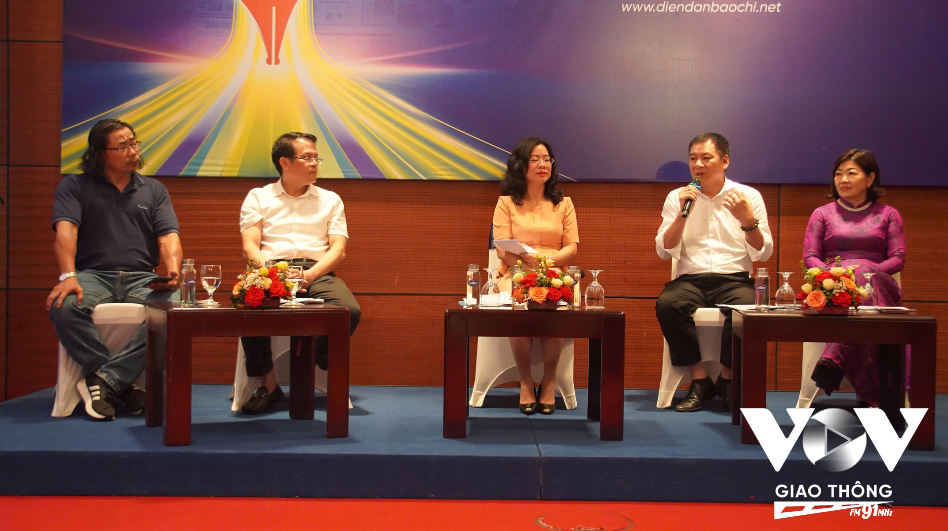 Phát thanh hoàn toàn có cơ hội để trở mình mạnh mẽ, nếu biết tận dụng thế mạnh: ngôn ngữ âm thanh giàu hình ảnh, có khả năng chạm sâu vào cảm xúc người nghe