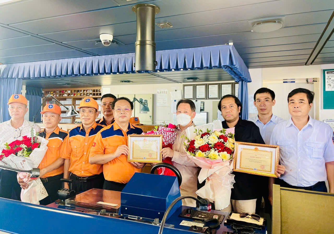 Đoàn công tác của Cục Hàng hải và Đường thủy Việt Nam trao tặng Giấy khen cho thuyền trưởng và thuyền viên tàu STARSHIP TAURUS