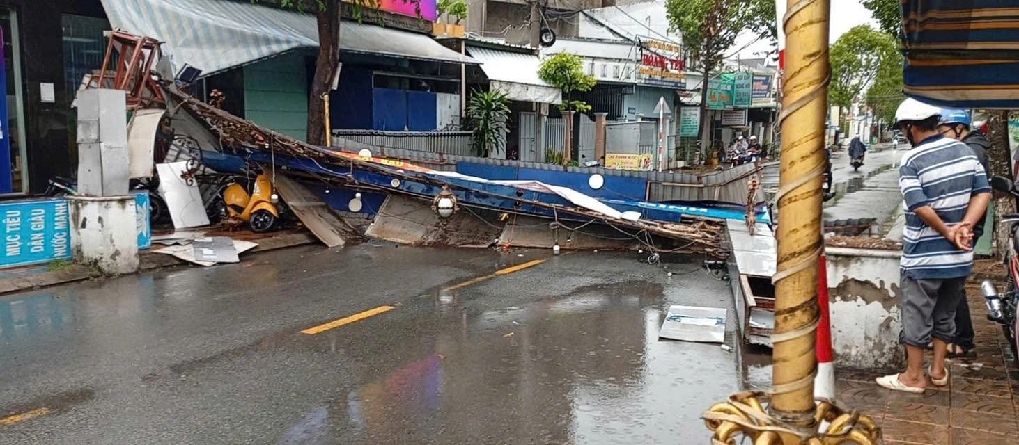 Tại phường Lê Bình (Q.Cái Răng), gió mạnh làm một cây xanh bị bật gốc và làm sập cổng chào phường văn hóa Lê Bình