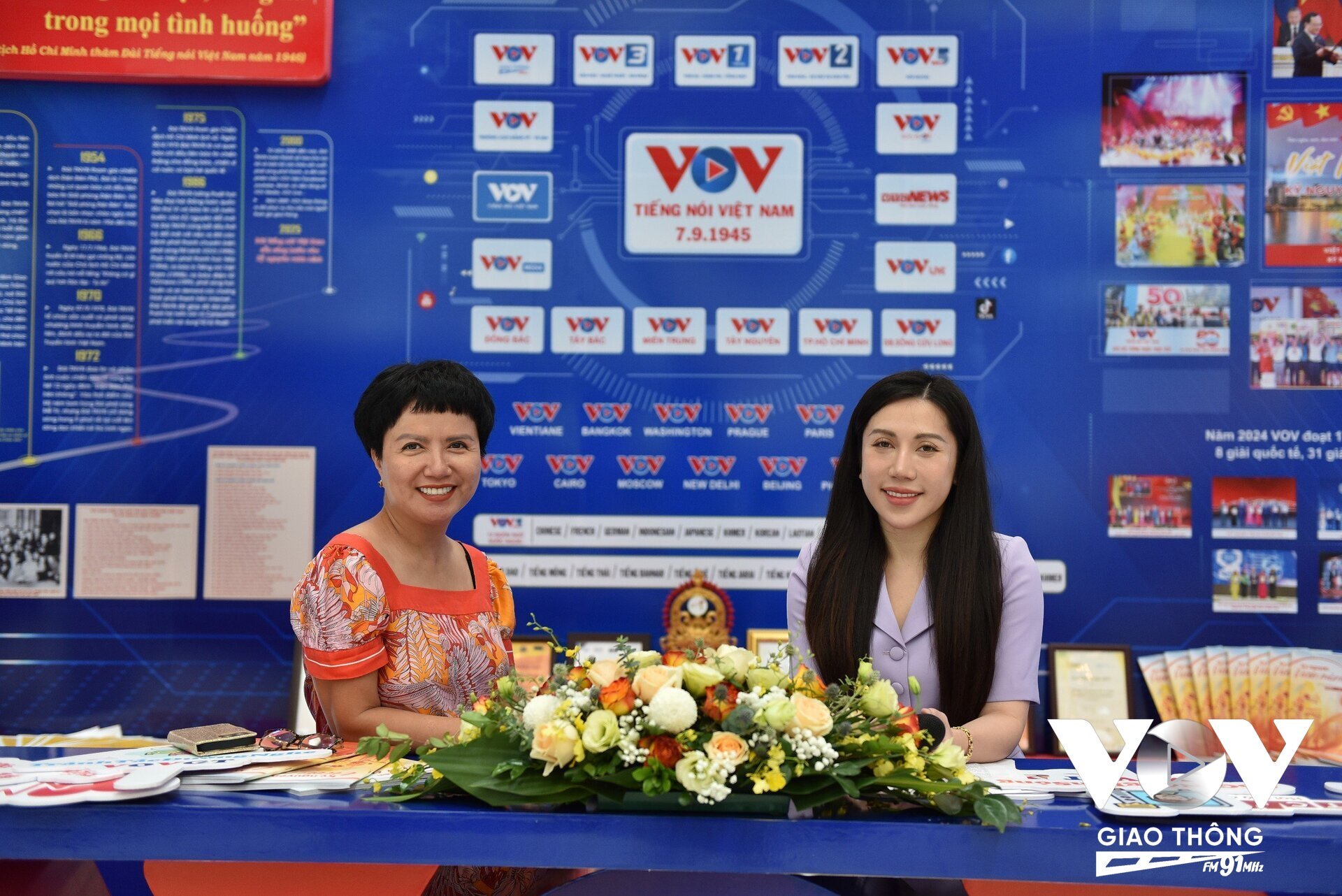 MC-BTV Hồng Nhung (phải) - VOV Giao thông (Đài Tiếng nói Việt Nam) cho biết: “Đến với gian trưng bày của VOV, mọi người sẽ có cơ hội tham quan trải nghiệm mini workshop và được đọc các ấn phẩm báo chí cũng như được chia sẻ các hoạt động về VOV. Bình thường các thính giả khi nghe đài chỉ quen thuộc với giọng nói của MC, nhưng tại đây, các BTV của VOV sẽ bước ra khỏi cánh sóng của radio để trực tiếp trò chuyện và tương tác với các thính giả. Có một cuộc thi đã được phát động là “Tôi nói về Tiếng nói Việt Nam”, có rất nhiều thính giả, độc giả đã gửi về các bài viết để chia sẻ về kỷ niệm với VOV. Chúng tôi sẽ trực tiếp trao giải và trò chuyện với các tác giả đoạt giải”.