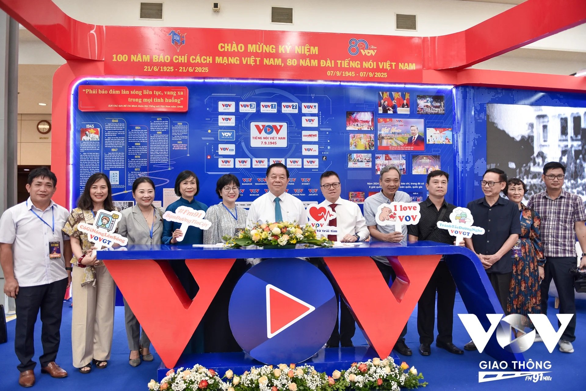 Đồng chí Nguyễn Trọng Nghĩa - Ủy viên Bộ Chính trị, Bí thư Trung ương Đảng, Trưởng ban Tuyên giáo và Dân vận Trung ương và đồng chí Lê Quốc Minh - Ủy viên Trung ương Đảng, Tổng biên tập Báo Nhân Dân, Phó trưởng ban Tuyên giáo và Dân vận Trung ương, Chủ tịch Hội Nhà báo Việt Nam, Trưởng ban Chỉ đạo Hội Báo toàn quốc 2025 cùng các đại biểu tham quan khu trưng bày Đài Tiếng nói Việt Nam