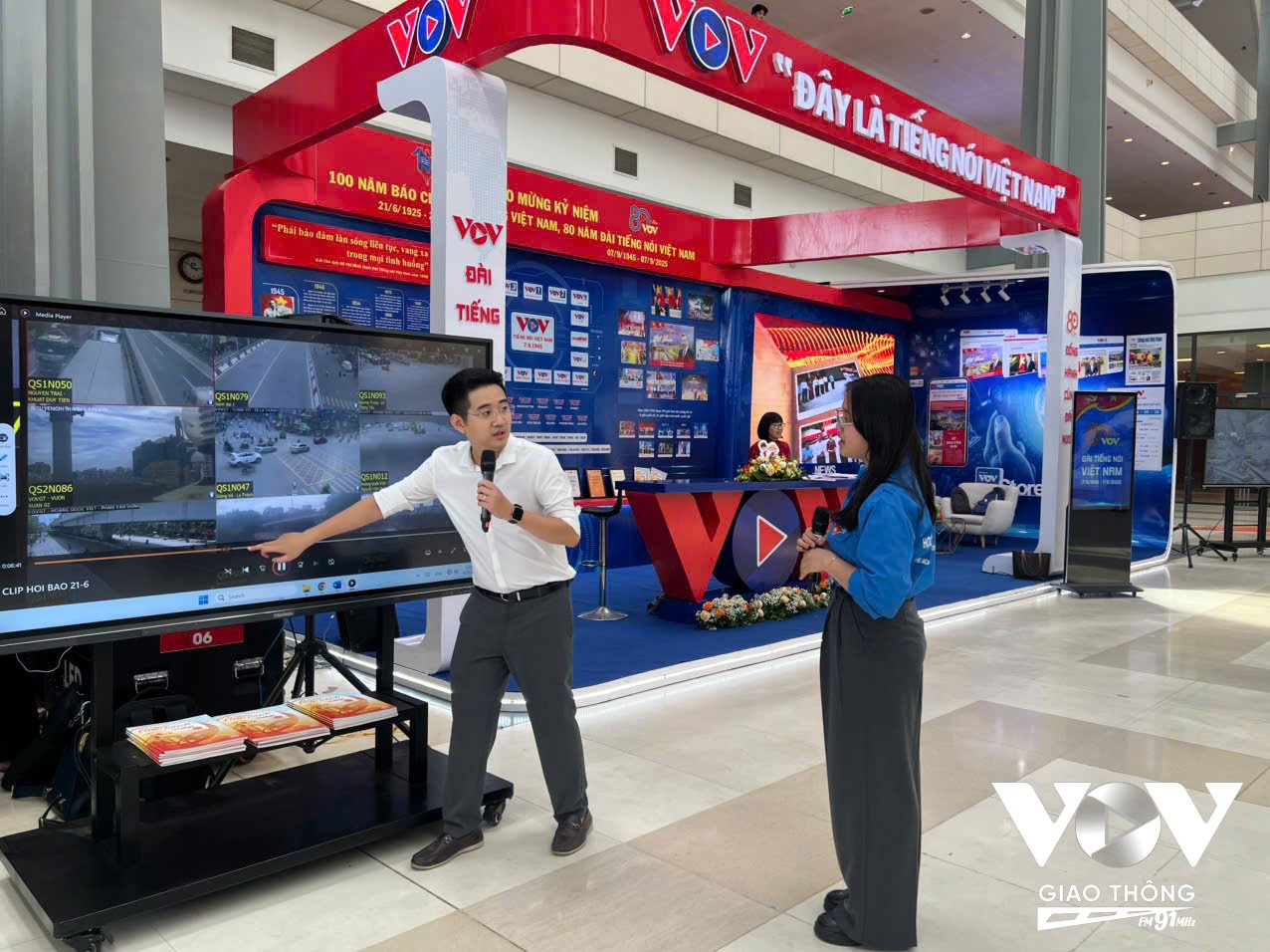 MC Xuân Tú, Ban VOV Giao thông Quốc gia hướng dẫn thính giả tham gia các trò chơi, thử thách làm MC tại khu trưng bày của Đài Tiếng nói Việt Nam