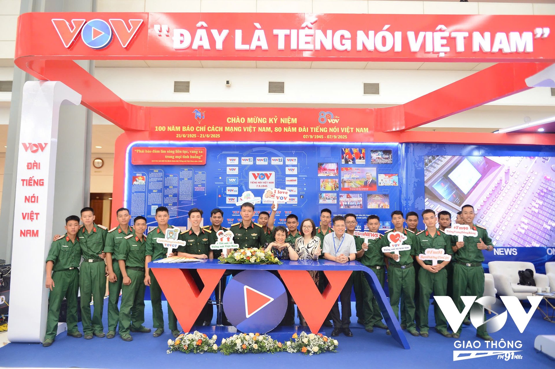 Gian hàng của VOV luôn thu hút đông đảo khách tham quan đến trải nghiệm, check in
