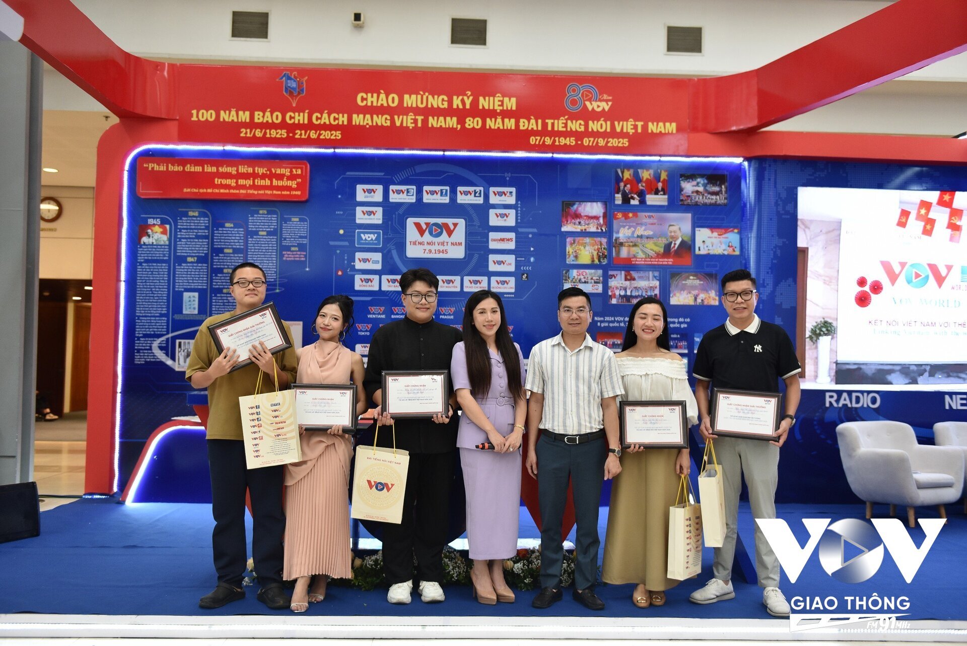Ông Phạm Công Hân - Phó Tổng Biên tập Báo Điện tử Tiếng nói Việt Nam trao giải cho các tác giả lọt top 10 podcast “Tôi nói về Tiếng nói Việt Nam 2025”