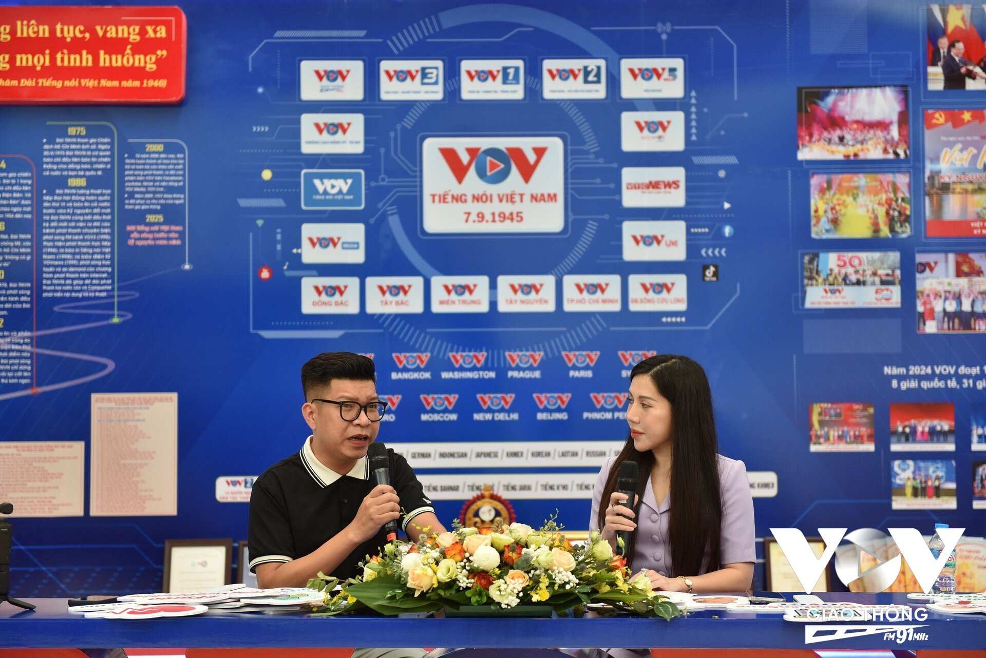 Khi đến tham quan gian trưng bày của VOV, các thính giả có cơ hội tham gia talk show với MC-BTV Hồng Nhung của VOV Giao thông. Trong ảnh, thính giả Đinh Hữu Hải Thanh (trái), Bình luận viên bóng đá truyền hình K+ chia sẻ kỷ niệm của bản thân với làn sóng phát thanh