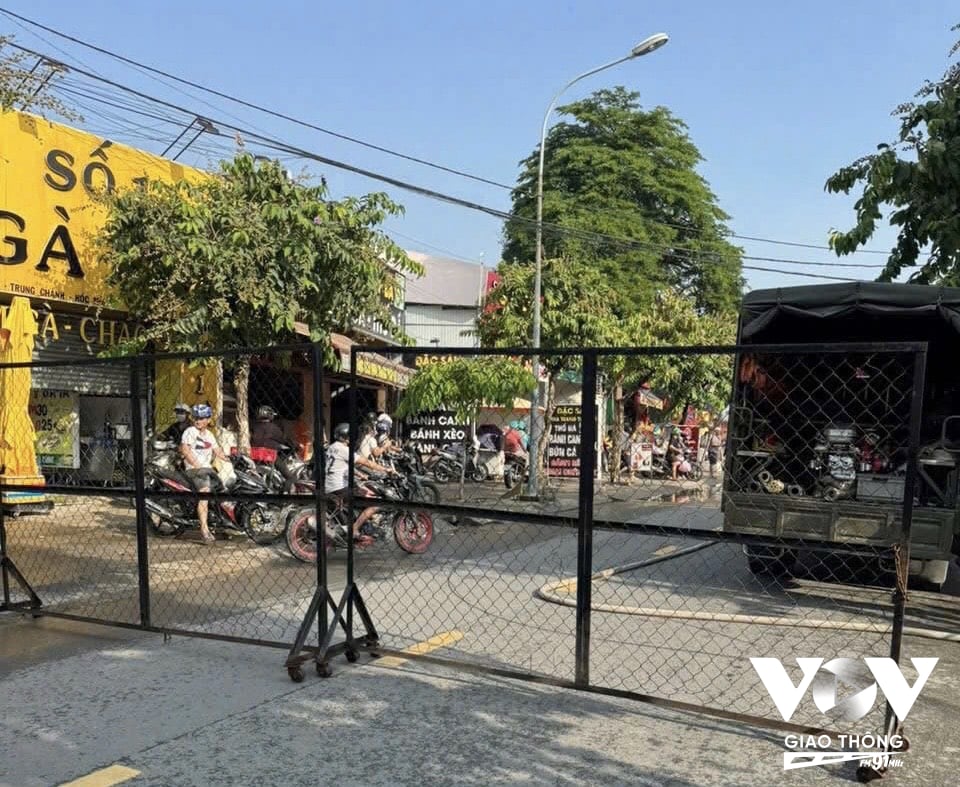 Lực lượng chức năng triển khai công tác dập lửa, khống chế đám cháy và ngăn chặn thiệt hại lan rộng