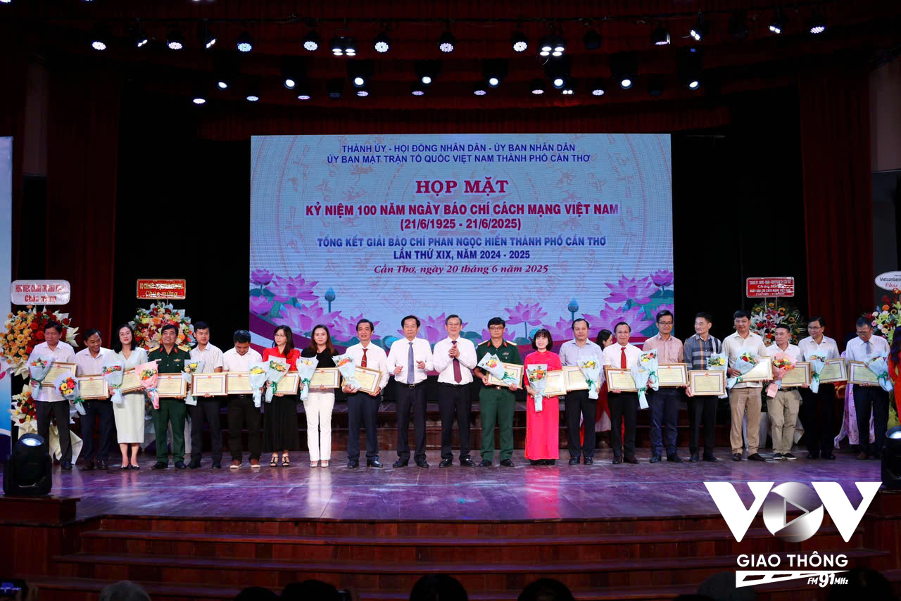 Kênh VOV Mekong FM nhận bằng khen của Chủ tịch UBND TP Cần Thơ