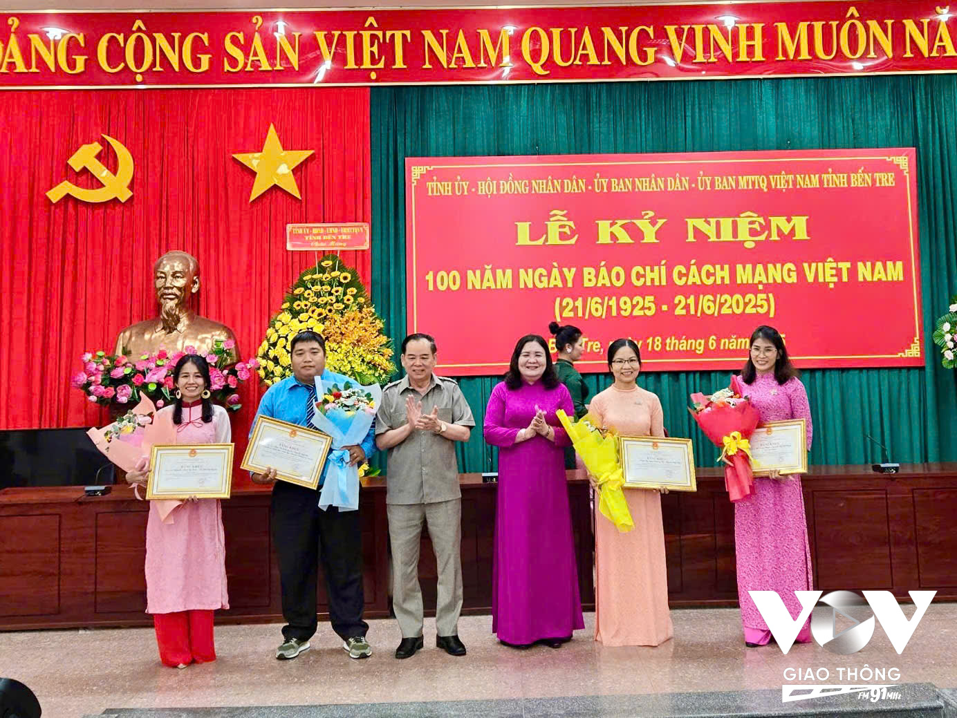 Lãnh đạo tỉnh Bến Tre trao thưởng cho các tác giả đoạt giải Nhất Báo chí Sương Nguyệt Anh 2025