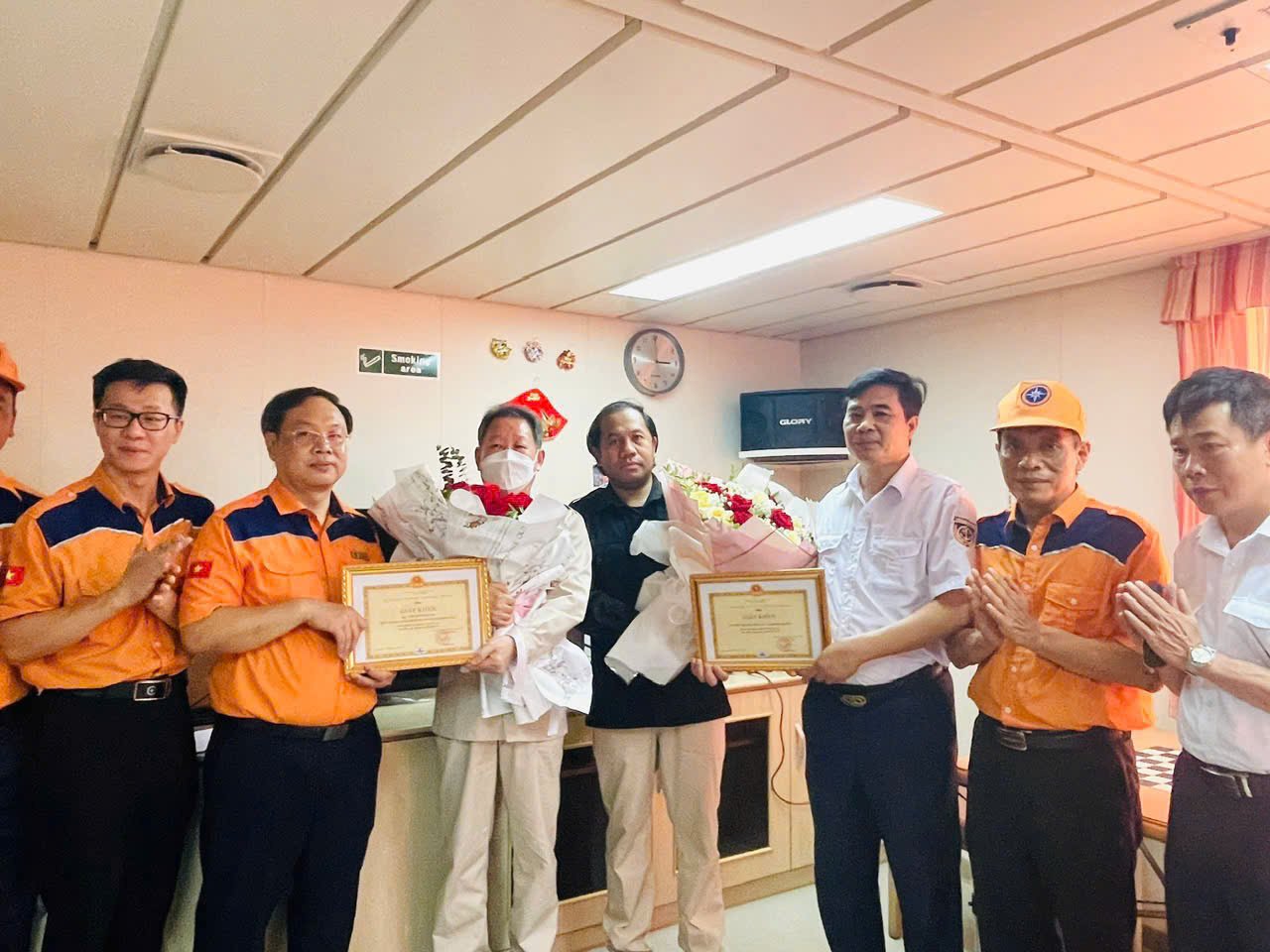 Ông Vũ Việt Hùng, Phó Tổng Giám đốc Trung tâm đại diện trao tặng Giấy khen của Cục trưởng Cục HHĐTVN cho thuyền trưởng tàu STARSHIP TAURUS