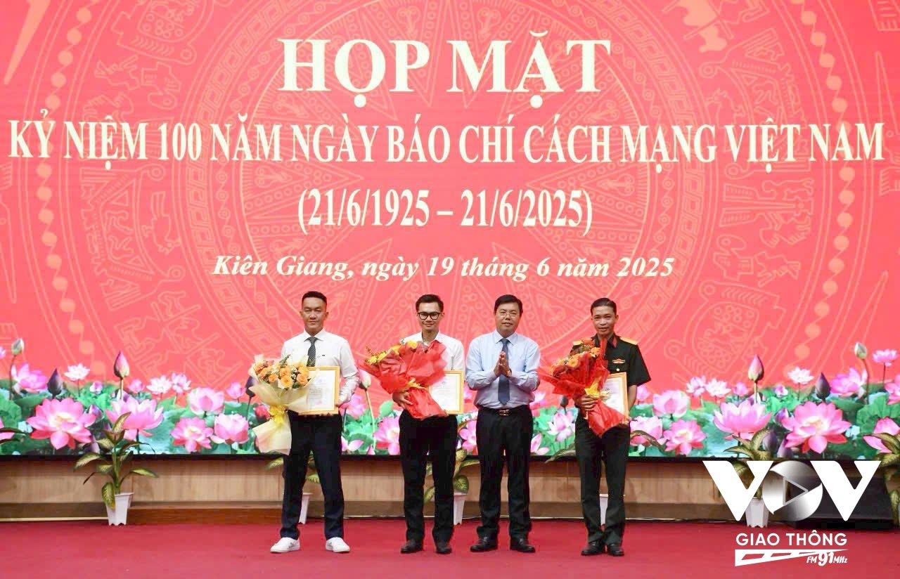 Phóng viên Bùi Trọng Nhân vinh dự được lãnh đạo tỉnh Kiên Giang trao thưởng