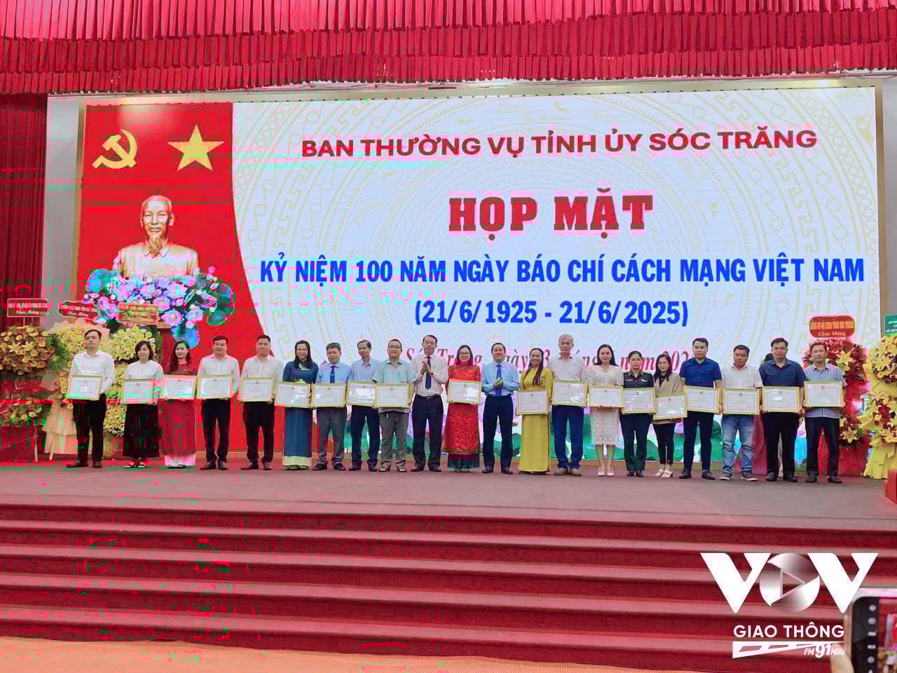 Phóng viên VOV Giao Thông nhận bằng khen của Chủ tịch UBND tỉnh Sóc Trăng