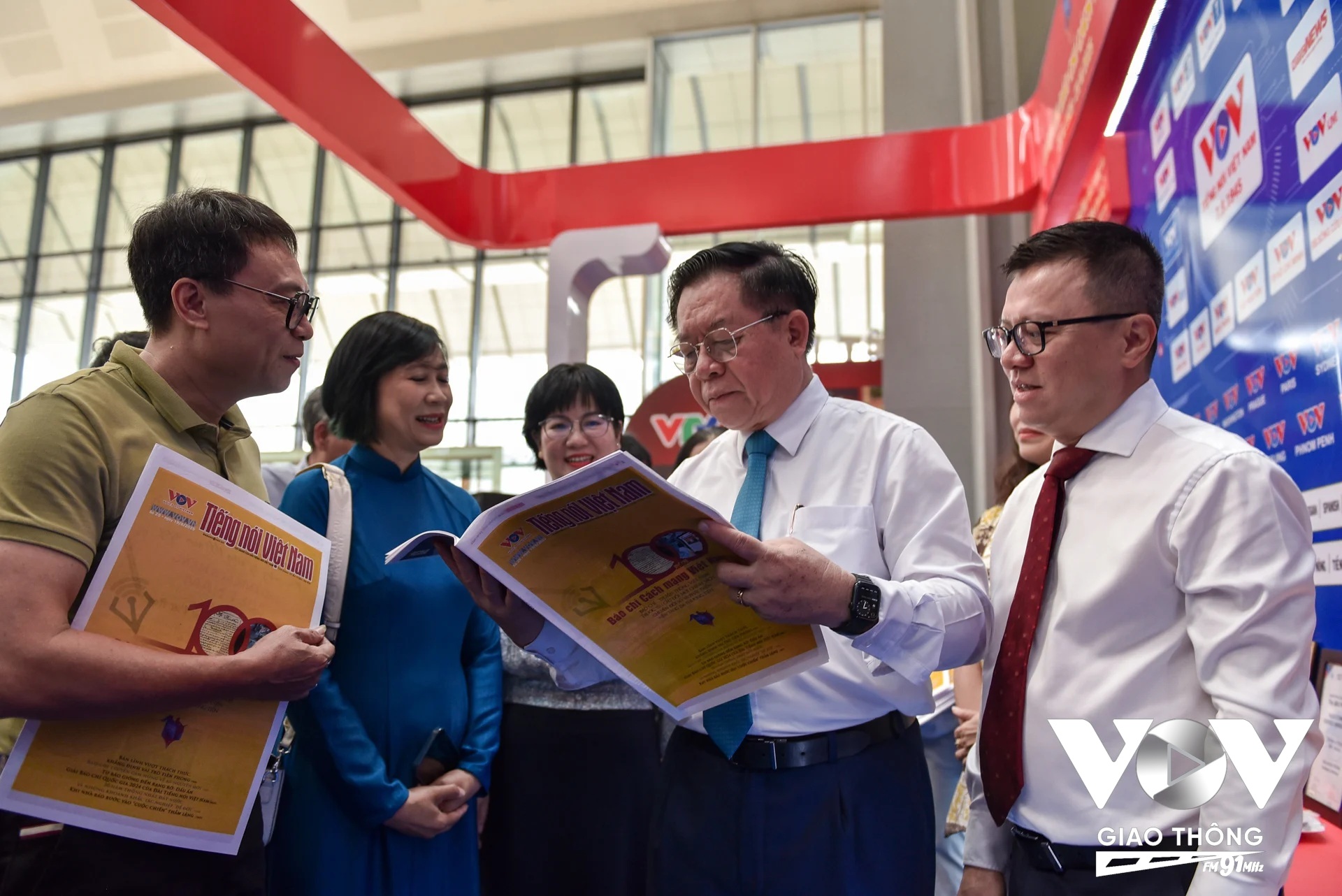 Hội Báo toàn quốc năm 2025 với sự tham gia của hơn 80 cơ quan báo chí Trung ương và địa phương, gần 130 gian trưng bày trải rộng trên không gian lớn, hội báo trở thành sự kiện thu hút đông đảo người làm báo, bạn đọc và công chúng yêu mến báo chí từ khắp nơi đổ về. Trong hình: Ông Nguyễn Trọng Nghĩa, Ủy viên Bộ Chính trị, Bí thư Trung ương Đảng, Trưởng ban Tuyên giáo và Dân vận Trung ương và ông Lê Quốc Minh, Ủy viên Trung ương Đảng, Tổng biên tập Báo Nhân Dân, Phó trưởng ban Tuyên giáo và Dân vận Trung ương, Chủ tịch Hội Nhà báo Việt Nam, Trưởng ban Chỉ đạo Hội Báo toàn quốc 2025 cùng các đại biểu tham quan khu trưng bày Đài Tiếng nói Việt Nam