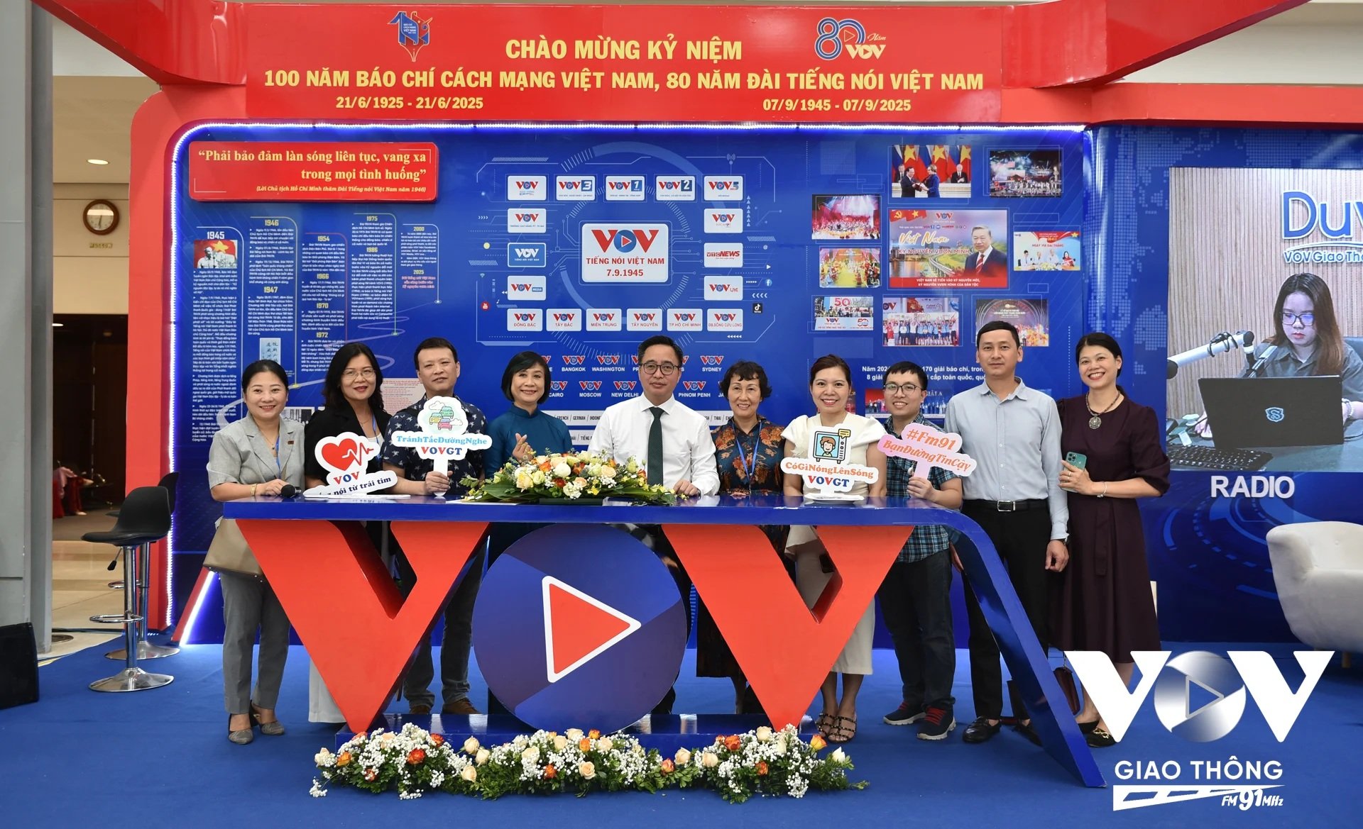 Các đại biểu chụp ảnh lưu niệm tại không gian trưng bày của Đài Tiếng nói Việt Nam