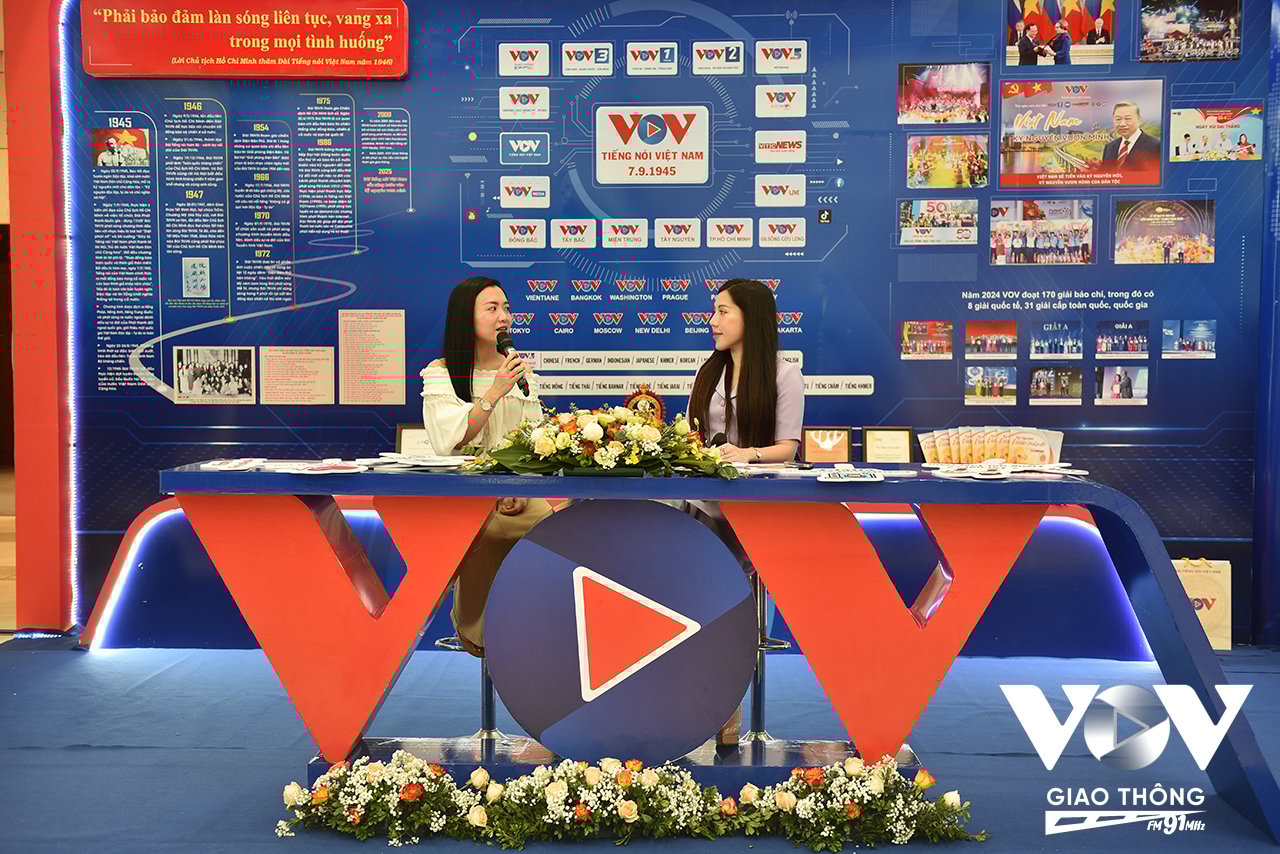 MC Hồng Nhung của Ban VOV Giao thông Quốc gia giao lưu với các thính giả của Đài Tiếng nói Việt Nam