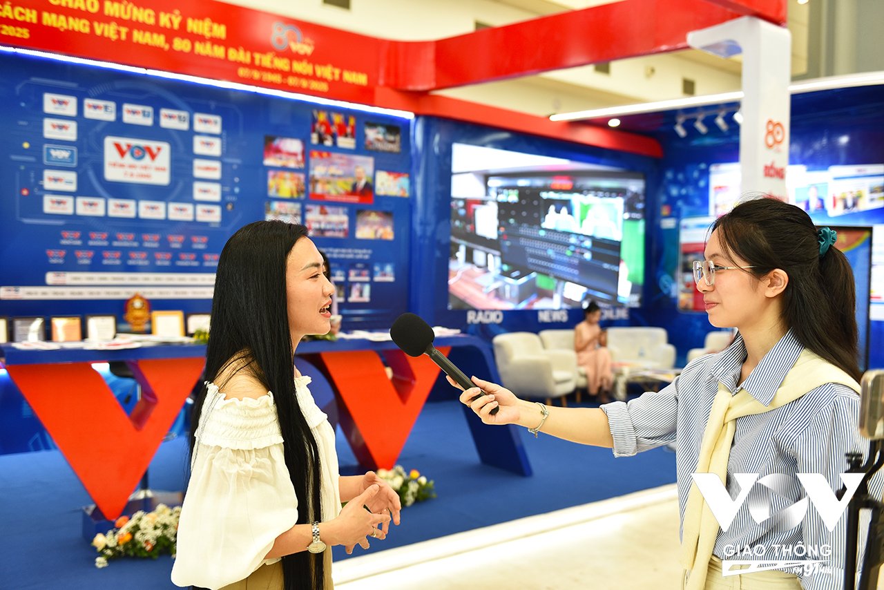 Phóng viên Ban VOV Giao thông Quốc gia tác nghiệp tại hội báo