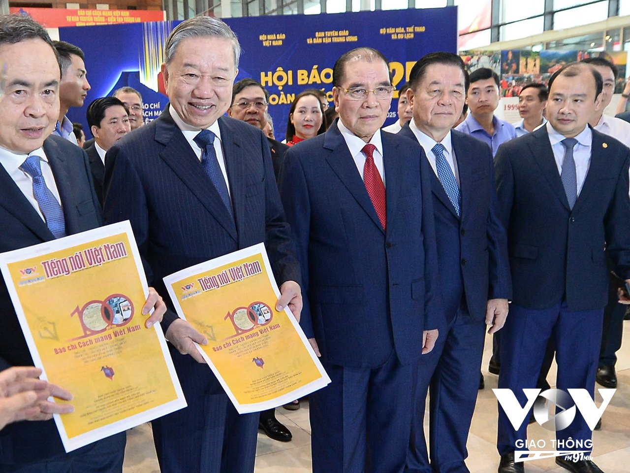 Tổng Bí thư Tô Lâm, nguyên Tổng Bí thư Nông Đức Mạnh, Chủ tịch Quốc hội Trần Thanh Mẫn tham quan khu trưng bày của Đài Tiếng nói Việt Nam (VOV)