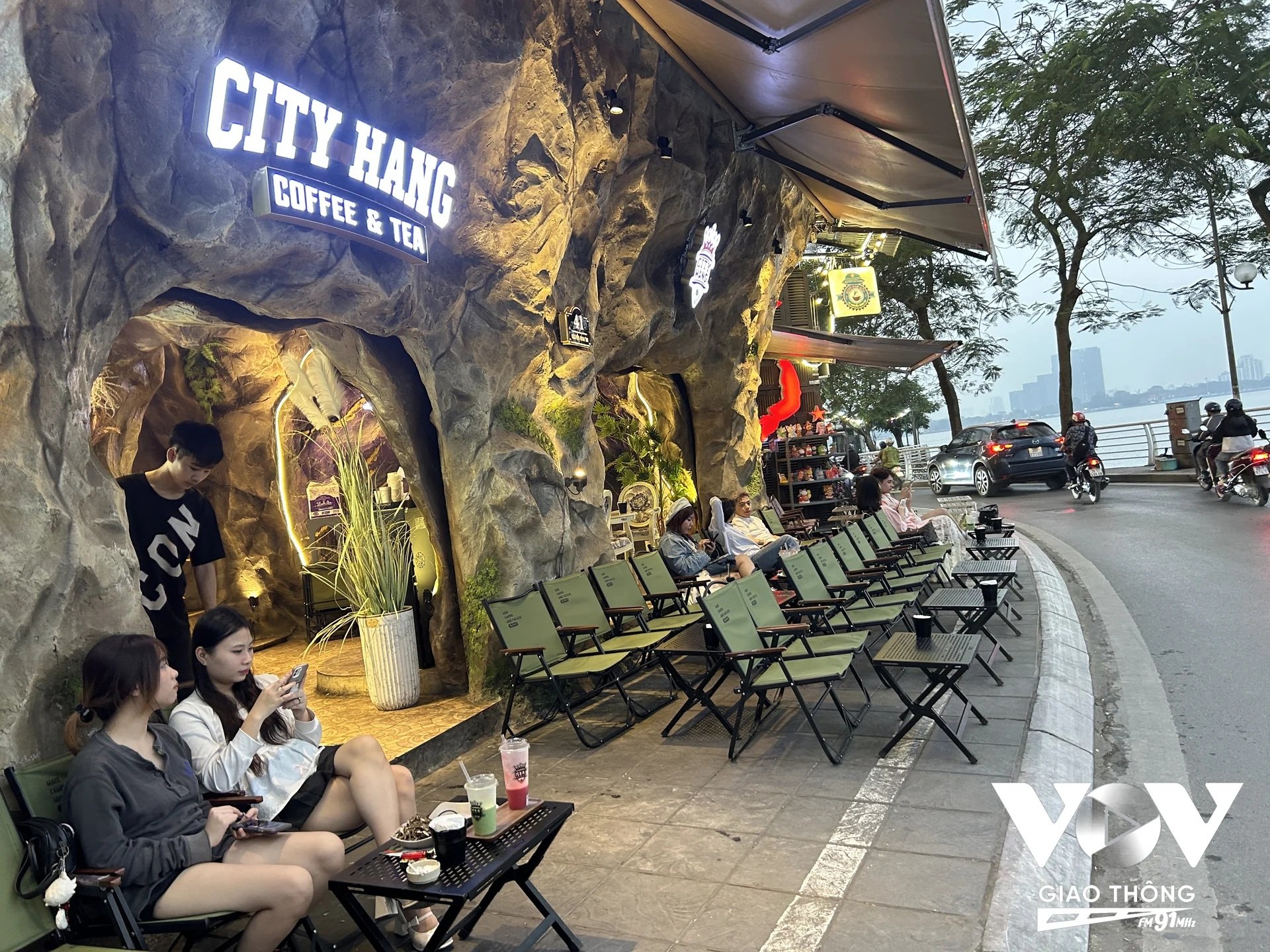 Một số hàng quán cafe cũng tranh thủ chiếm luôn vỉa hè làm nơi kinh doanh buôn bán