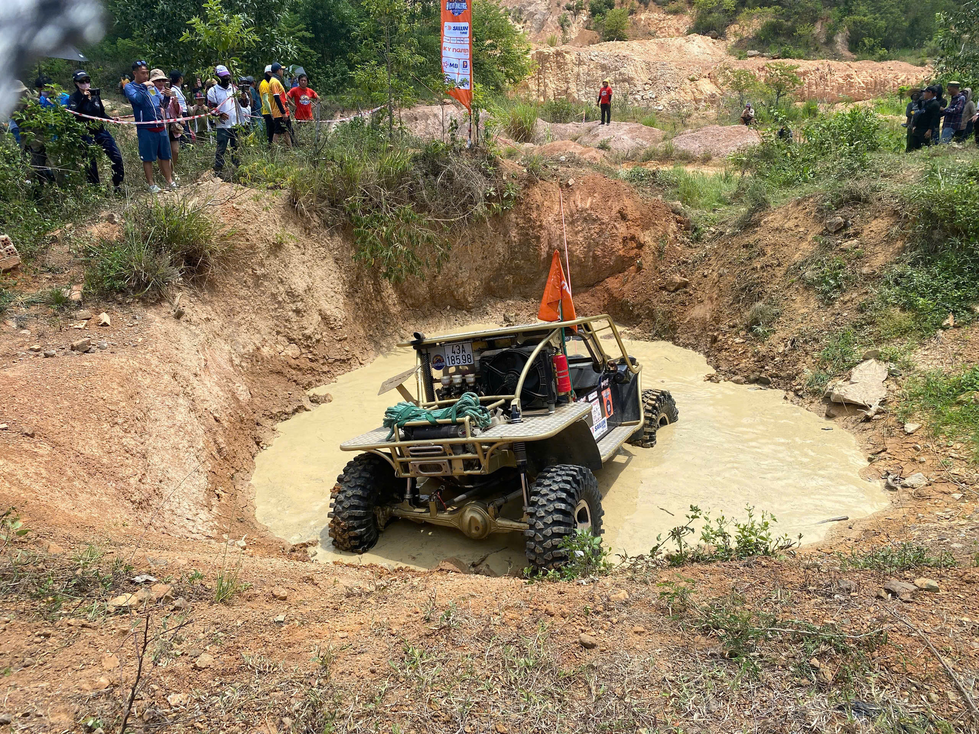 Để vượt được bài thi do ban tổ chức đặt ra đòi hỏi kỹ năng lái và sự phối hợp nhịp nhàng giữa lái chính và lái phụ.