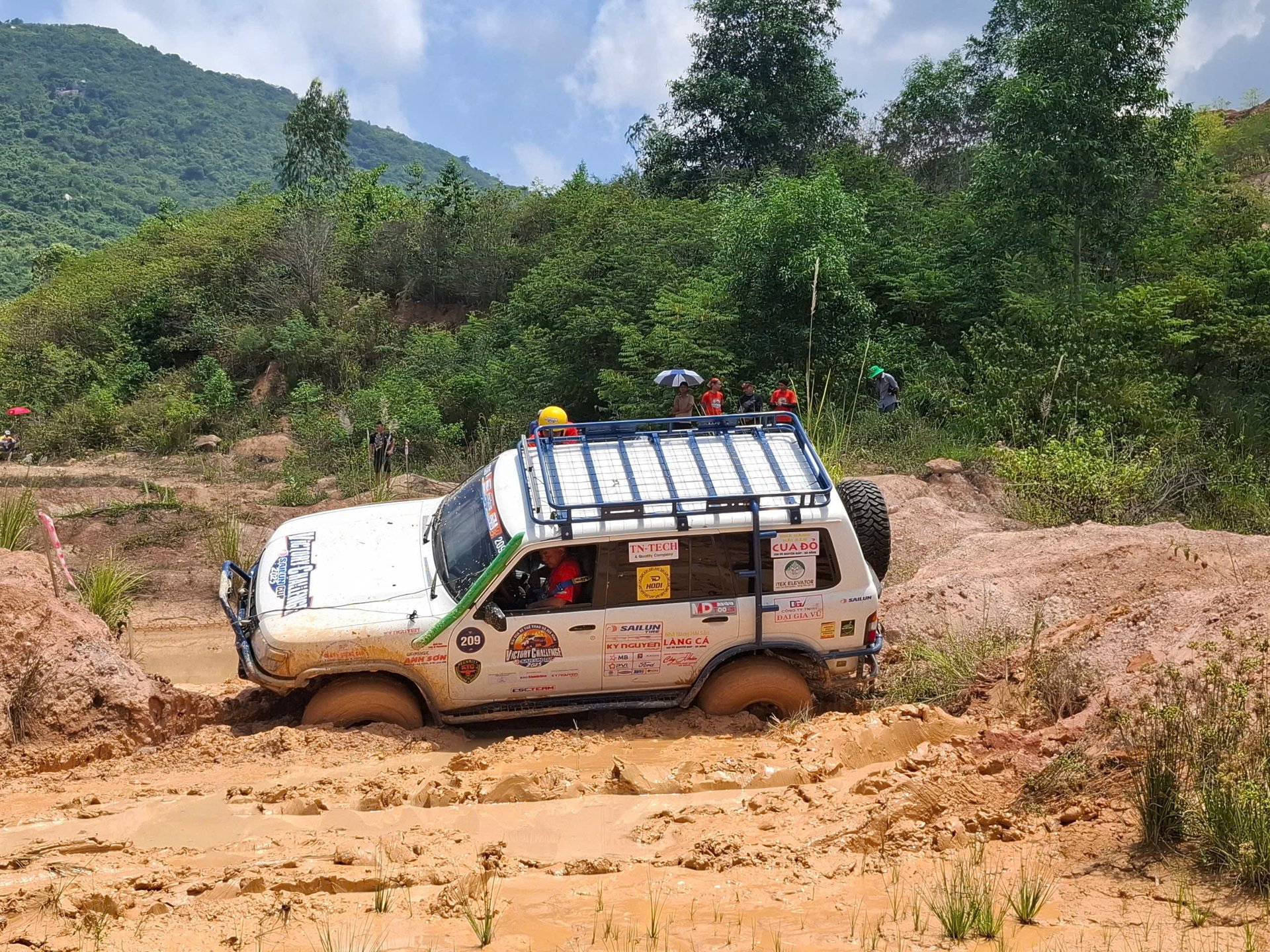Các vận động viên hạng cố gắng vượt qua bài thi bùn lầy.