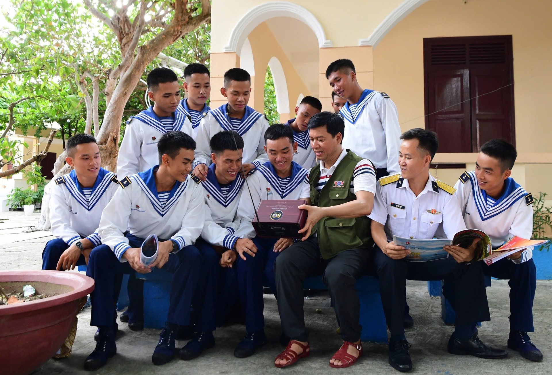 Nhà báo Ngô Minh Hiển - Phó TGĐ Đài Tiếng nói Việt Nam hướng dẫn chiến sỹ trên đảo Sinh Tồn nghe các chương trình phát thanh của Đài
