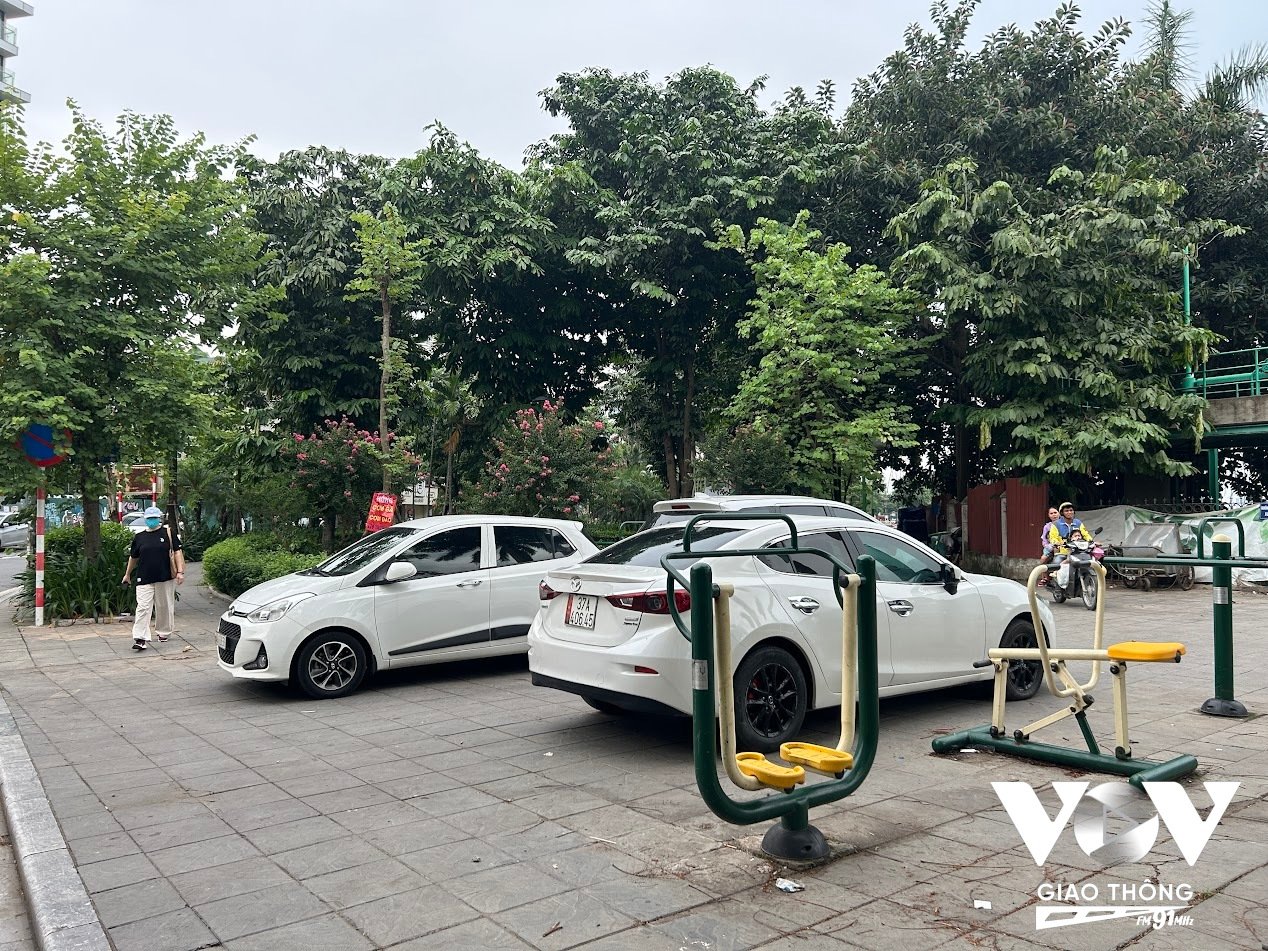 Sân chơi và tập thể dục tại khu vực ven hồ Tây cũng bị các xe ô tô chiếm làm của riêng