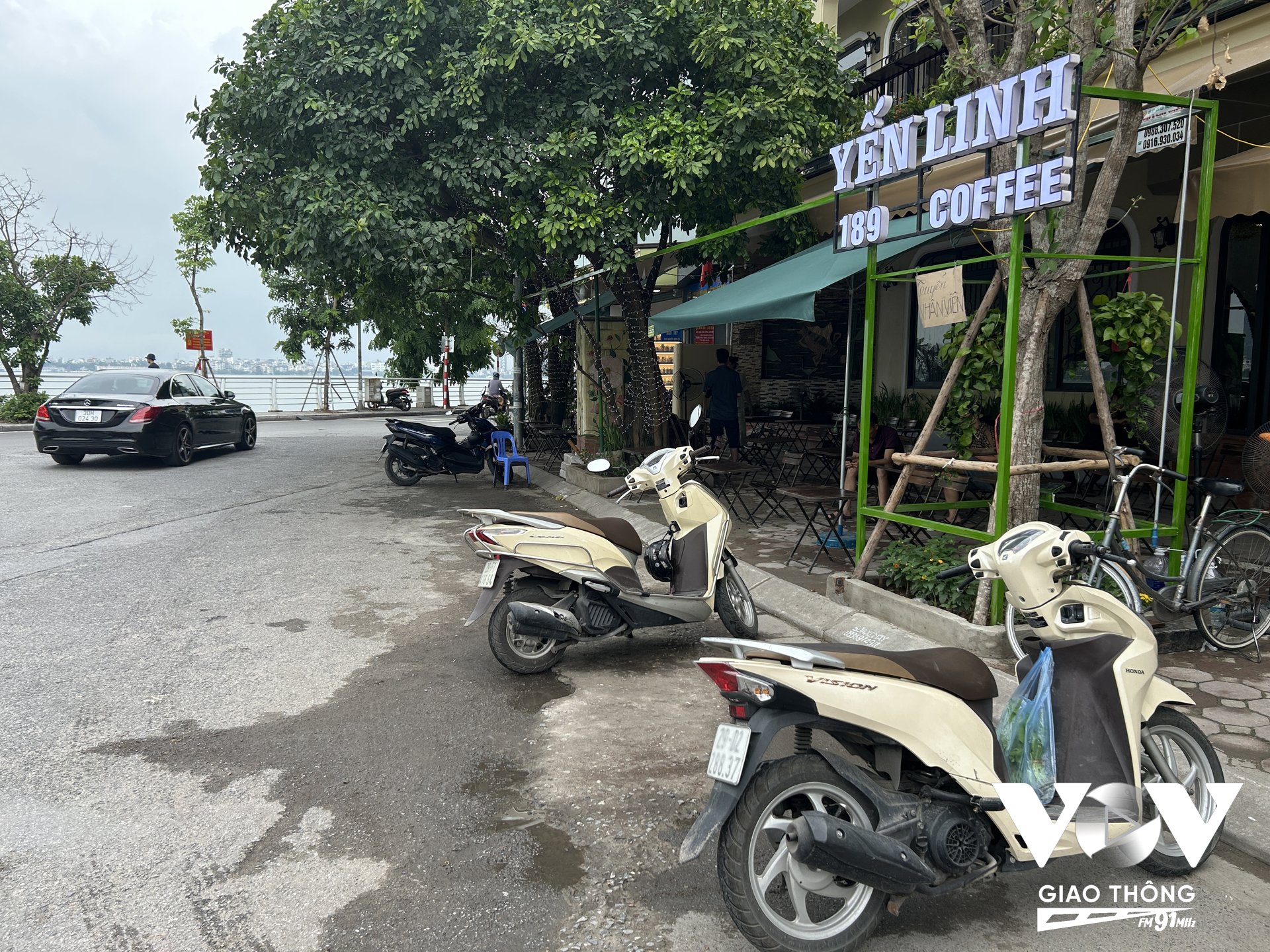 Tại tuyến đường ven hồ Tây, tình trạng lấn chiếm vỉa hè cũng diễn ra liên tục