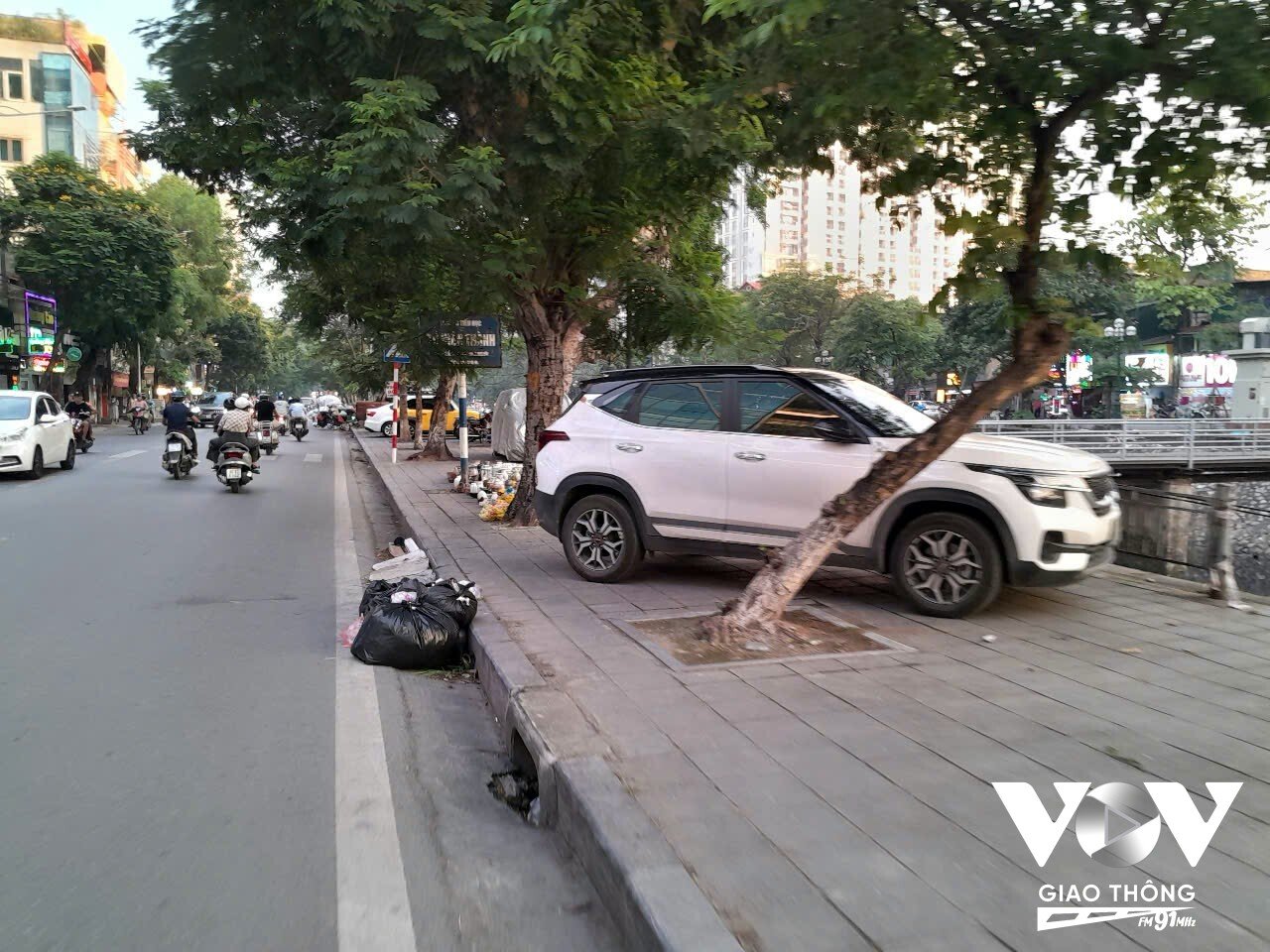 Tình trạng đỗ xe chắn ngang vỉa hè diễn ra liên tục tại dọc bờ sông Kim Ngưu