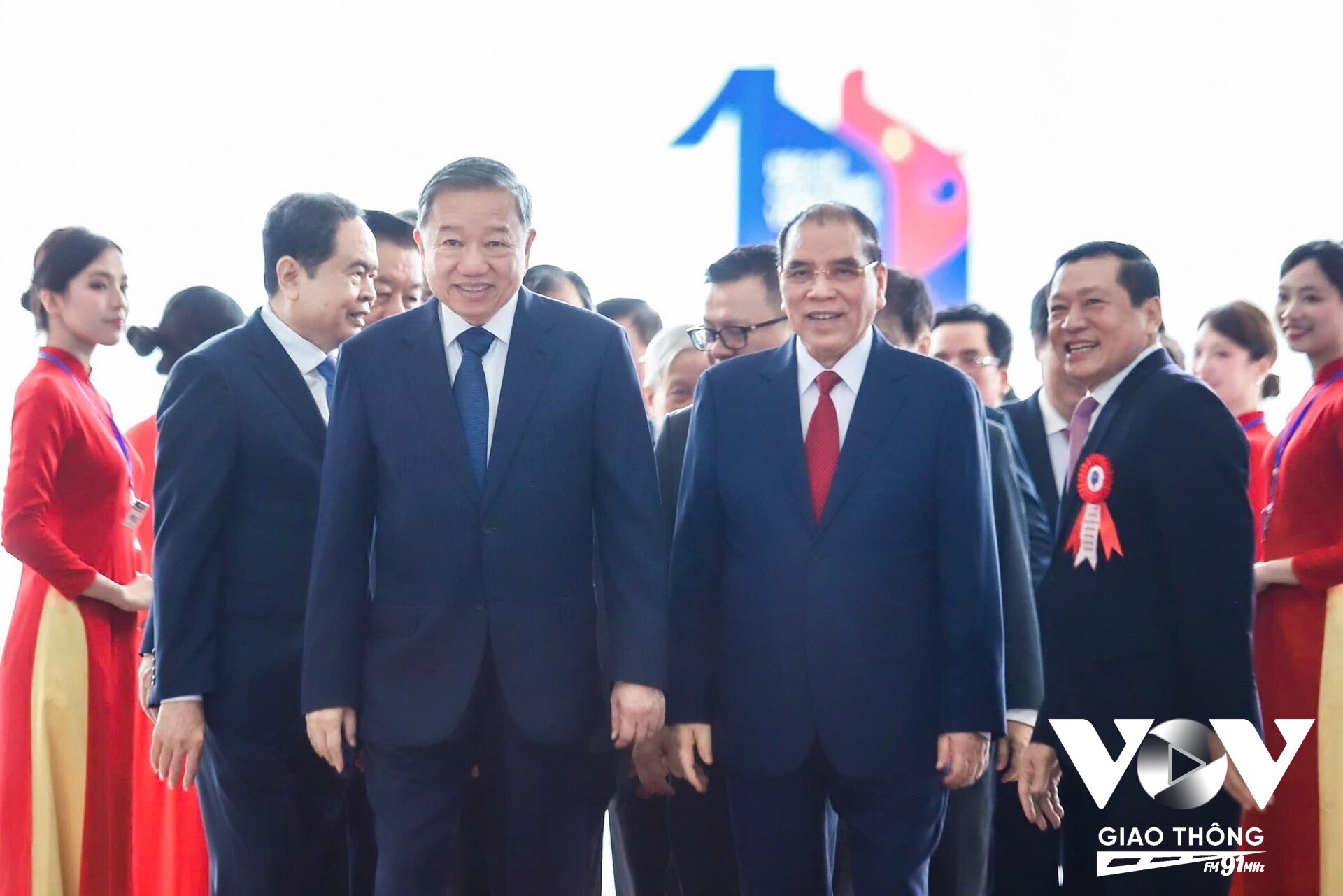 Sáng nay (21/6), trước khi dự Lễ kỷ niệm 100 năm Báo chí cách mạng Việt Nam, Tổng Bí thư Tô Lâm, Chủ tịch Quốc hội Trần Thanh Mẫn và các vị lãnh đạo, nguyên lãnh đạo Đảng, Nhà nước đã tham quan Hội báo toàn quốc 2025 tại Trung tâm hội nghị quốc gia (Mỹ Đình, Hà Nội).