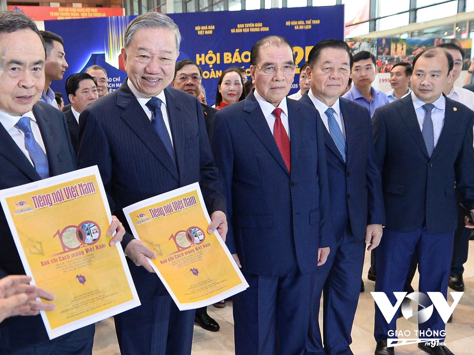 Tổng Bí thư Tô Lâm, Chủ tịch Quốc hội Trần Thanh Mẫn cầm trên tay tờ báo Tiếng nói Việt Nam số đặc biệt kỷ niệm 100 năm Ngày Báo chí cách mạng Việt Nam.