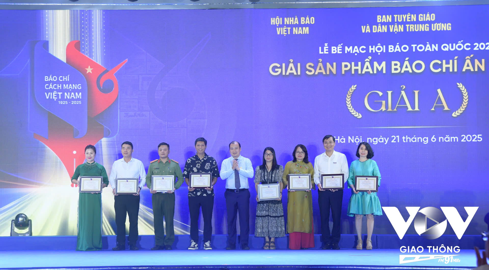 Nhóm các tác giả nhận giải A cho Sản phẩm Báo chí ấn tượng, trong đó có nhóm tác giả của Ban Thời sự (VOV1), Đài Tiếng nói Việt Nam với loạt 12 bài Mật danh