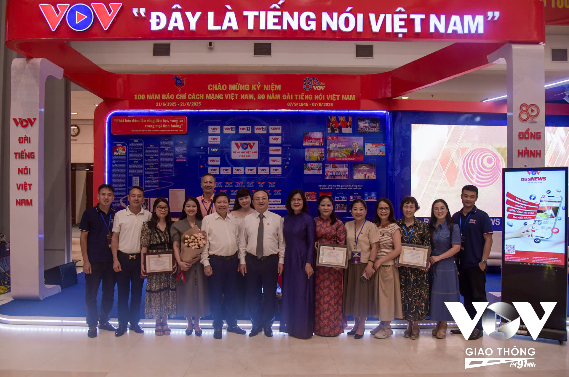 Tổng Giám đốc Đỗ Tiến Sỹ tới thăm gian trưng bày của VOV và chúc mừng các nhóm tác giả đoạt giải