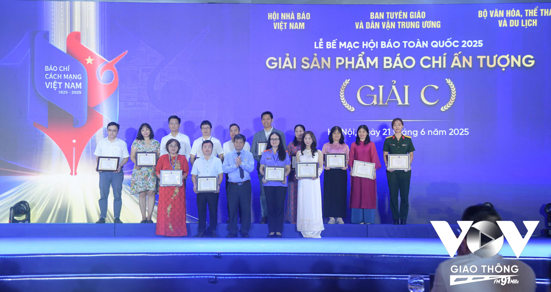 Nhóm các tác giả nhận giải C cho Sản phẩm Báo chí ấn tượng