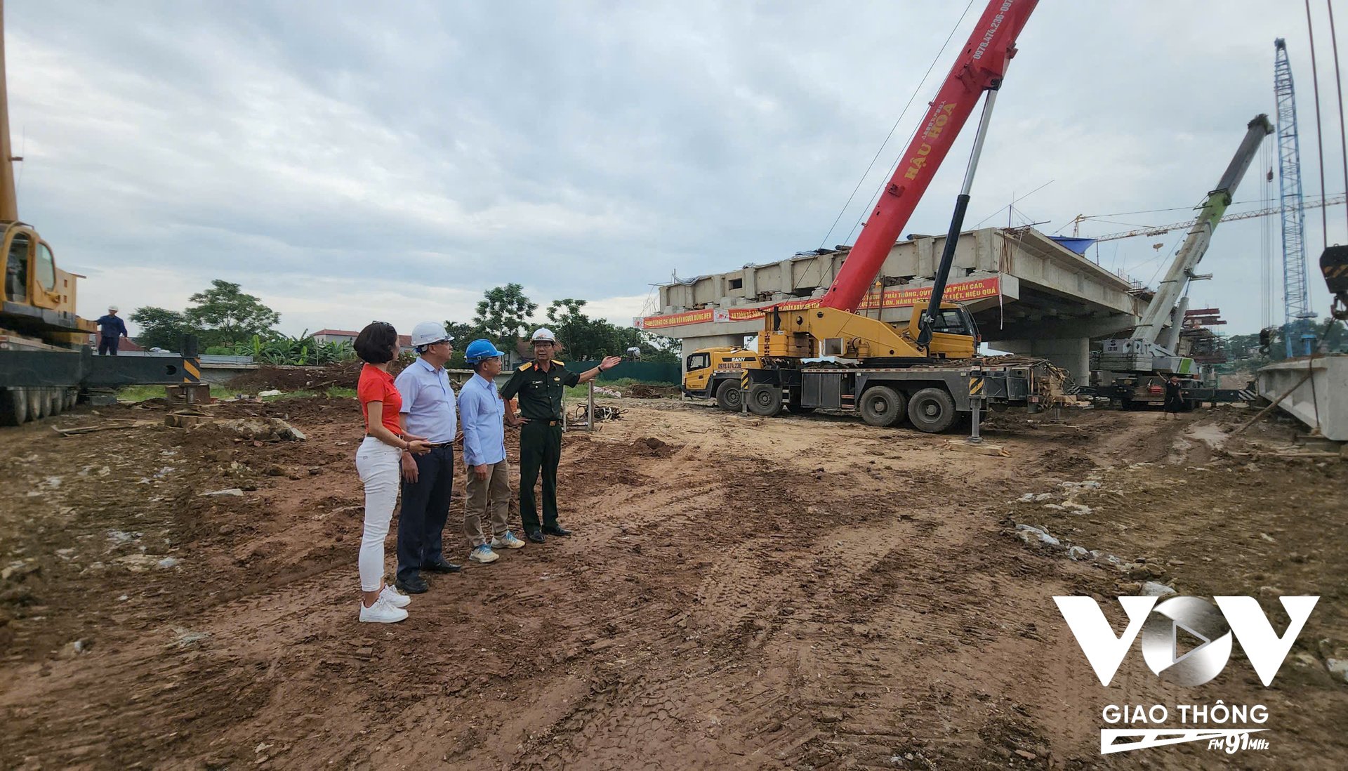 Đại tá Trần Ngọc Tuấn, Chỉ huy trưởng công trình, Giám đốc Ban điều hành Trường Sơn 9 khẳng định, phần hạ bộ cầu mới đã hoàn tất trước lũ tiểu mãn 28/4