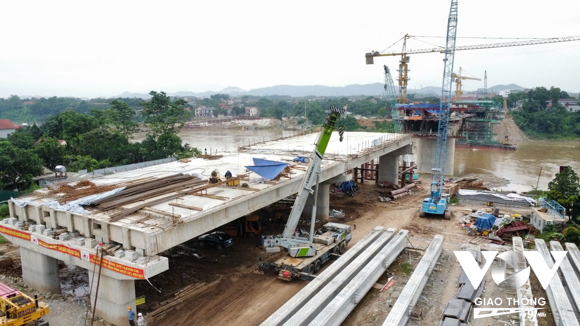 Đằng sau những trụ cầu đang vươn mình dừng sững trên sông Hồng là sự hy sinh thầm lặng của những con người miệt mài giữa nắng lửa, mưa rào và vô vàn thử thách