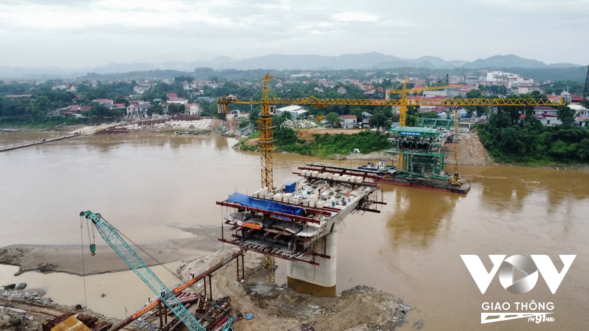 Đối với 2 trụ giữa sông – T4 và T5 – khi khoan địa chất gặp khó khăn lớn, nhà thầu phải bố trí 2 máy khoan mỗi trụ, thi công liên tục cả ngày lẫn đêm
