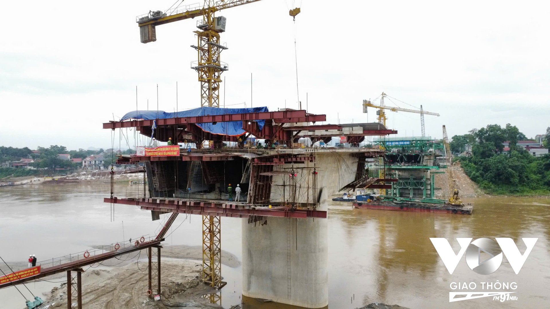 Đối với 3 nhịp dầm I, hiện đã gác dầm được 2 nhịp từ trụ T1 đến trụ T3 và ngày 21.6 gác tiếp dầm từ mố M1 đến trụ T1