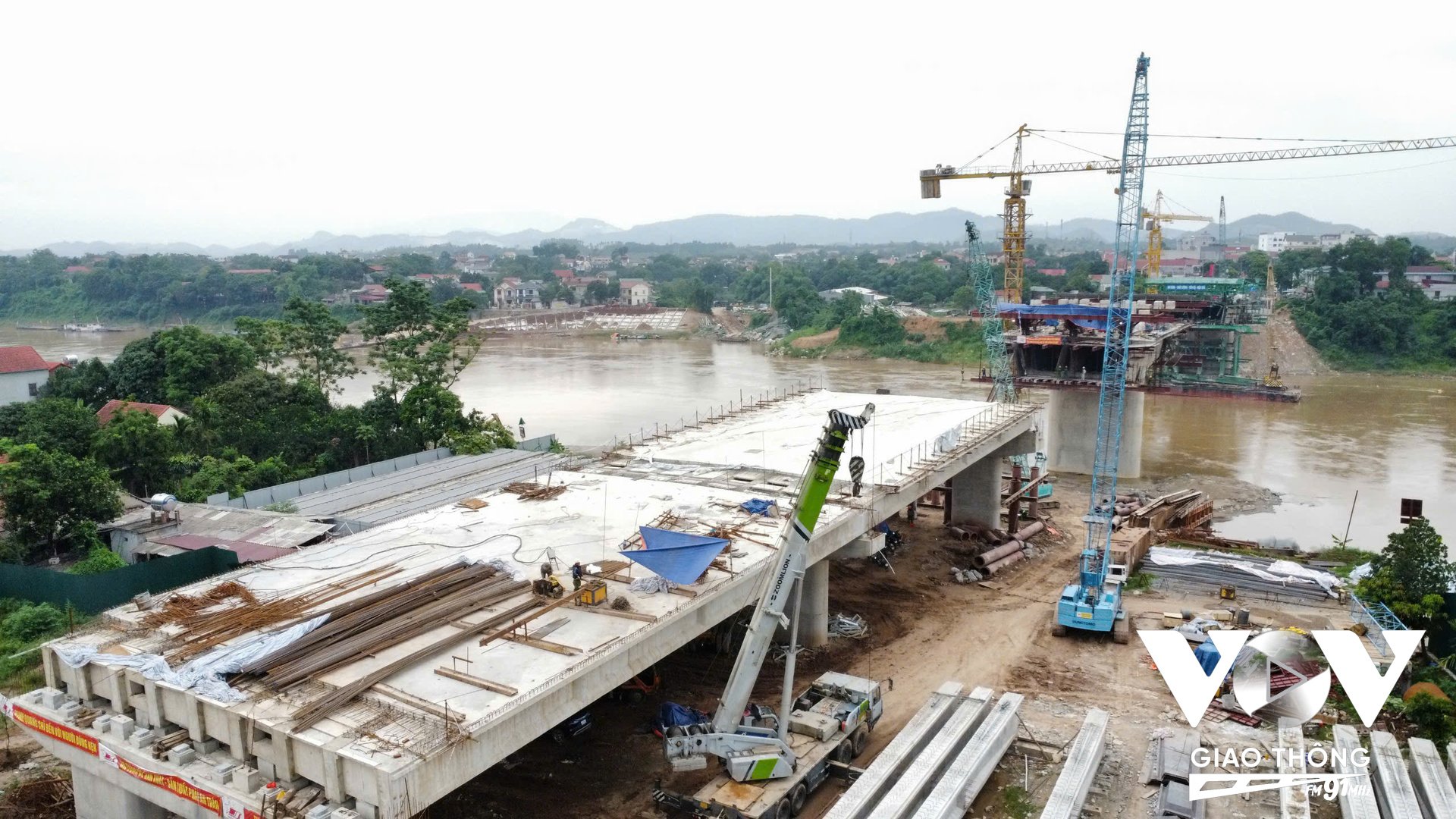 Hiện nay các nhà thầu huy động hơn 200 cán bộ, kỹ sư, công nhân, gần 50 đầu máy thiết bị, giá trị sản lượng đạt gần 60%, đang vượt tiến độ 2 tháng