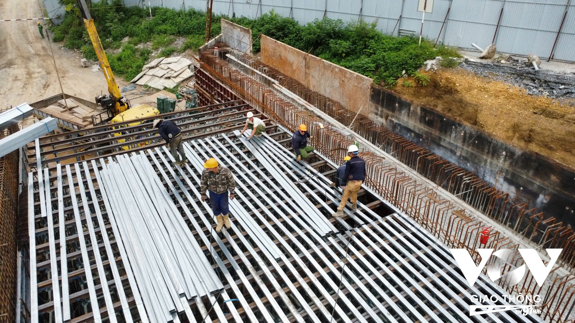 Những chiếc áo sờn vai luôn thấm đẫm mồ hôi, những người lính Trường Sơn không quản ngày đêm làm việc, quyết tâm hoàn thành cây cầu “trong thời gian sớm nhất có thể” – như mệnh lệnh từ trái tim